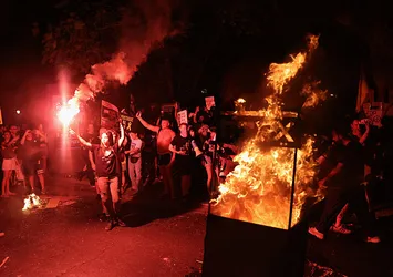 Tel Aviv'de katil Netanyahu'ya protesto ateşi! On binlerce kişi sokaklara akın etti