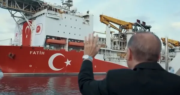 AK Parti’den sinemalarda dikkat çeken reklam filmi! Muhalefete Reklamlar bitti göndermesi! Türkiye’nin gurur projeleri tek tek gösterildi