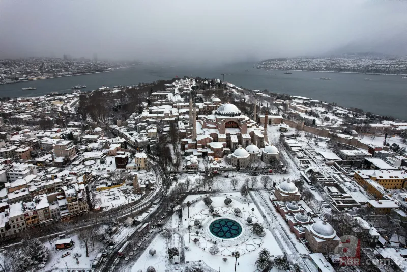 İstanbul beyaz örtüyle kaplandı! Ulaşımda aksama | Vali Yerlikaya uyardı: Zorunlu olmadıkça trafiğe çıkmayın 24