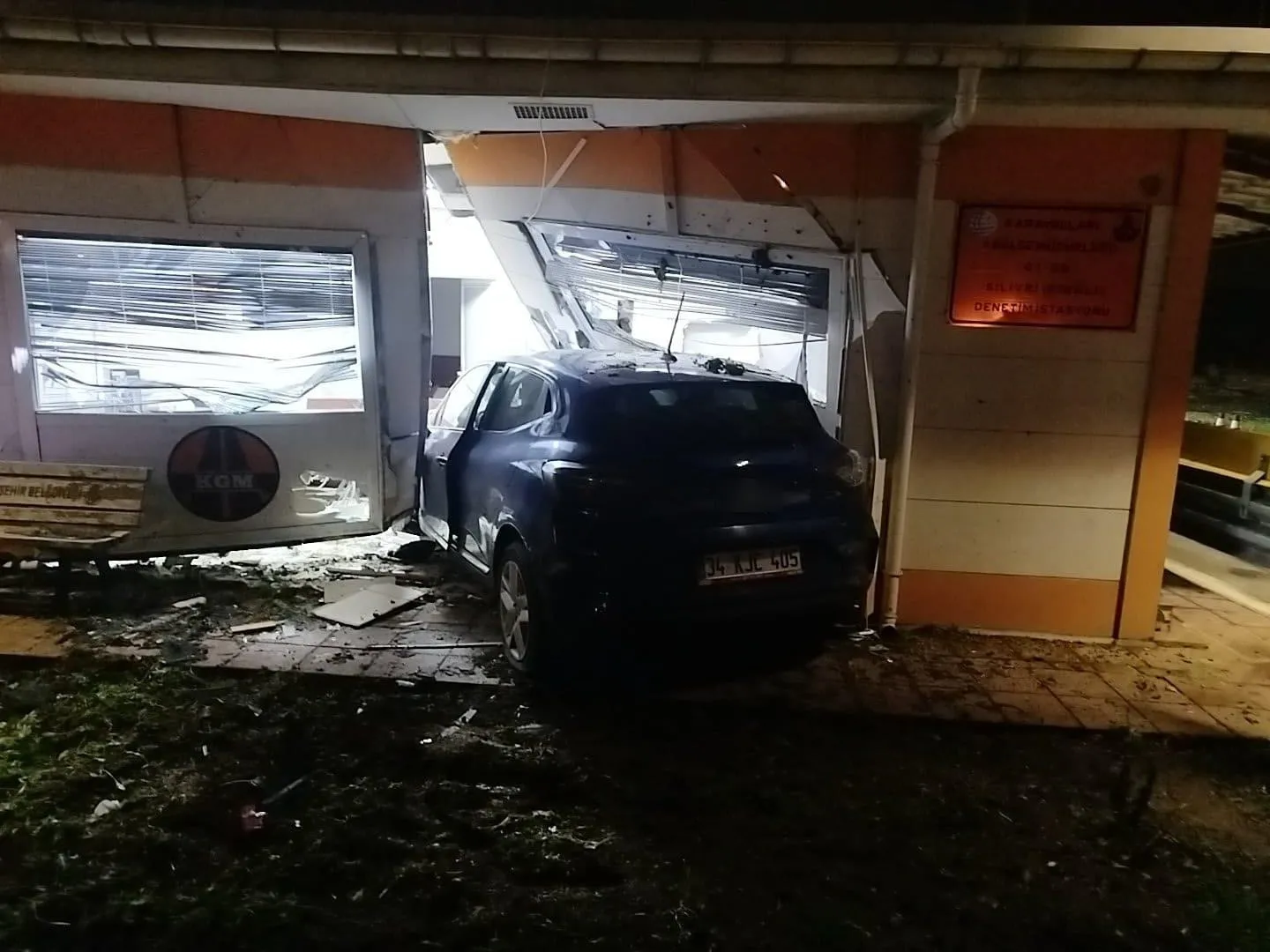 Silivri'de alkollü sürücü kantar binasına çarptı: 1 ölü