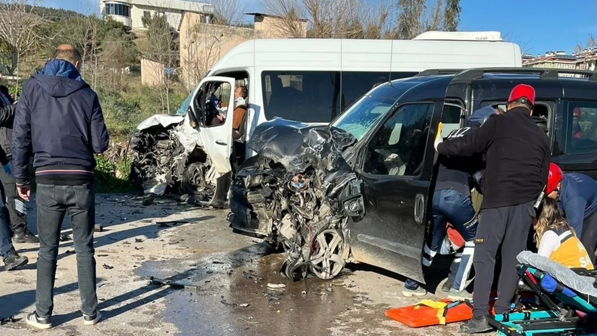 Osmaniye’de feci kaza! Servis minibüsü ile hafif ticari araç çarpıştı: 7 yaralı
