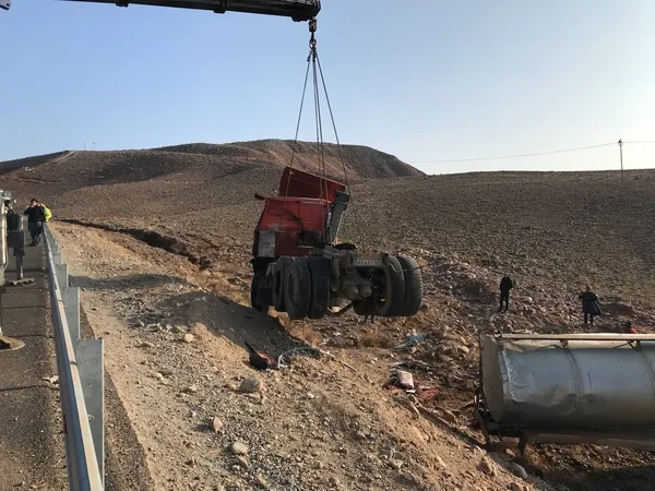 igdirda-iran-plakali-tir-sarampole-devrildi-surucu-oldu-1671981217190.jpg Iğdır'da İran plakalı TIR şarampole devrildi! Sürücü öldü - 4