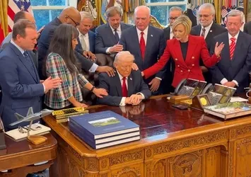 Oval Ofis’te sır ayin! Trump’ı kim kuşatıyor?