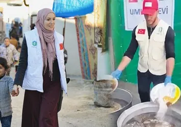 Gamze Özçelik Gazze'de Umut Aşevi'ni kurdu!