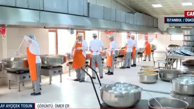 Üsküdar'da her gün 30 bin kişiye iftar! Dev kazanlarda iftar hazırlığı