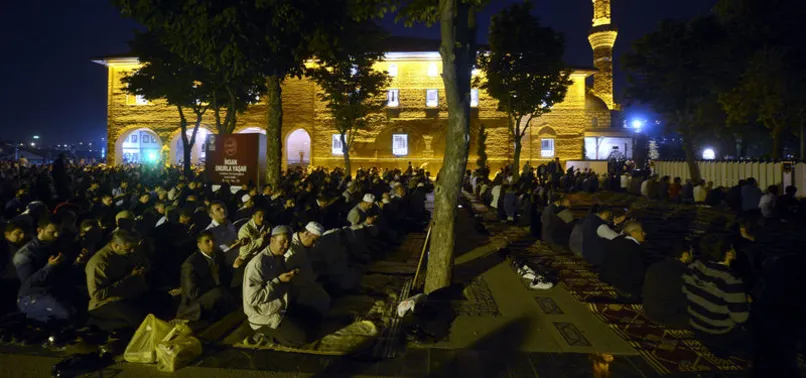 Teravih namazı ne zaman kılınır? 2022 ilk teravih namazı ne zaman, saat kaçta? Camide teravih namazı nasıl kılınır?