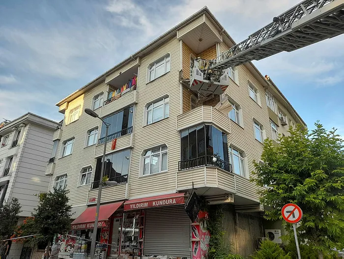 İstanbul Güngören'de balkon çöktü! Anne ve 3 çocuğu ölümden böyle döndü - 2