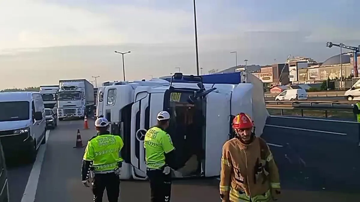 Kurtköy'de sabah saatlerinde TIR devrildi: 1 yaralı