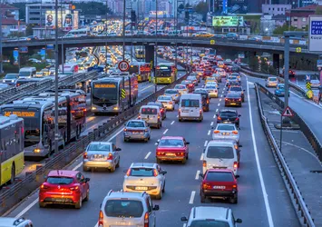 Artık İstanbul’da her saat trafik kaput: İnadı bırakın profesyonellerden, halktan yardım alın