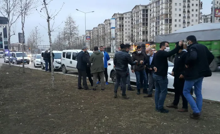 Bursa’da akılalmaz olay! Otomobilinin patlatılan lastiğini değiştirirken 1 milyon 600 bin TL’si çalındı - 3