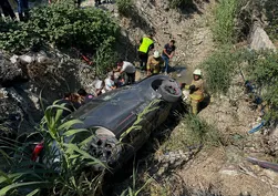 Samandağ’da yol kenarına devrilen otomobilde 2 yaralı