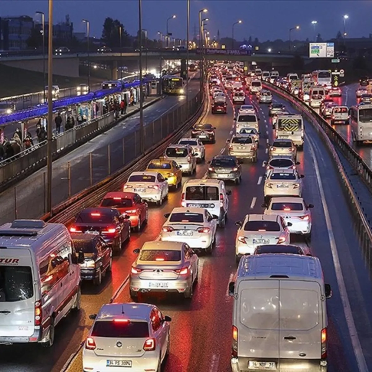 İstanbul'da ilk iftar öncesi trafik kilit! Yoğunluk yüzde 85’e ulaştı