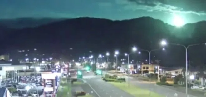 Gece gökyüzünü aydınlattı! Avustralyalı vatandaşlar panik yaşadı