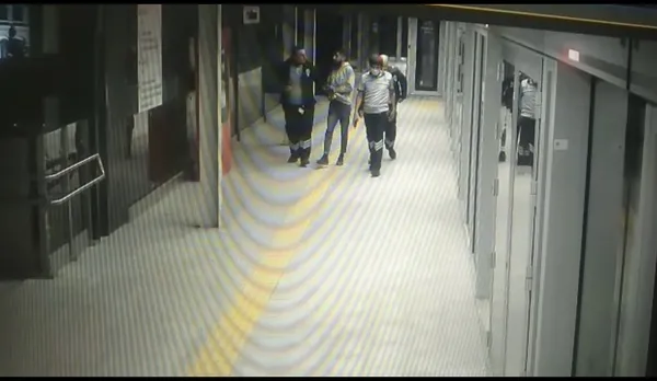 kagithane-metro-istasyonunda-hareketli-anlar-polis-intihar-diye-gitti-hirsizi-sucustu-yakaladi-1629530352269.jpg Kağıthane metro istasyonunda hareketli anlar! Polis intihar diye gitti hırsızı suçüstü yakaladı - 4