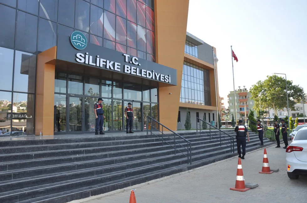 1782152003765.jpg CHP'li Silifke Belediyesi'nde sahte kaşeli vurgun! Kutulardan deste deste dolar ve TL çıktı | Makam aracında taşımışlar - 3