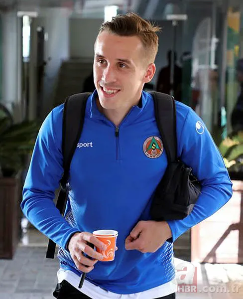 Ünlü futbolcu arabasında başından silahla vurularak öldürüldü! 5