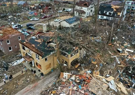 Kentucky eyaleti hortum felaketine teslim oldu! Kayıp düğün fotoğrafı 240 kilometre uzaklıkta bulundu