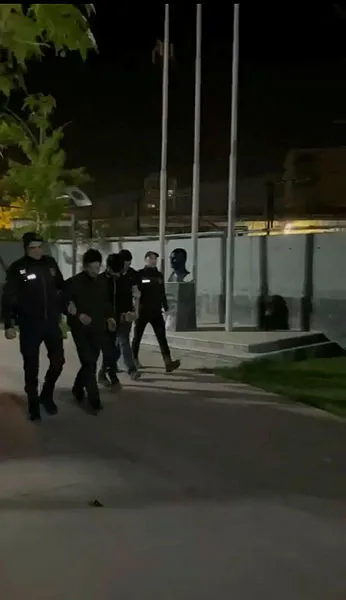 istanbulda-hirsizlar-soygun-icin-tirmandiklari-merdiveni-de-caldilar-1651562330038.jpg İstanbul'da hırsızlar soygun için tırmandıkları merdiveni de çaldılar - 3