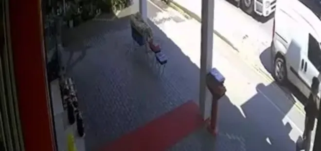 TIR'dan düşen çelik halat ruloları araçlara çarptı, o anlar kamerada