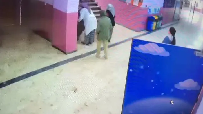 maltepede-mudurun-odasini-basti-kapiyi-kirmaya-calisti-1715363877907.jpeg Maltepe'de sinirlenen veli okulu birbirine kattı! Müdürün odasını bastı: Kapıyı kırmaya çalıştı - 3