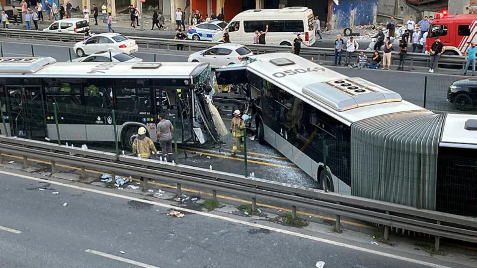 İstanbul'da yeni bir felaket İmamoğlu yine bir eğlencede! Avcılar'daki metrobüs kazasında ortalıkta görülmedi