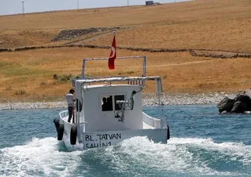 Van Gölü'nde yasak sona erdi: Balıkçılar ağlarını suya bıraktı
