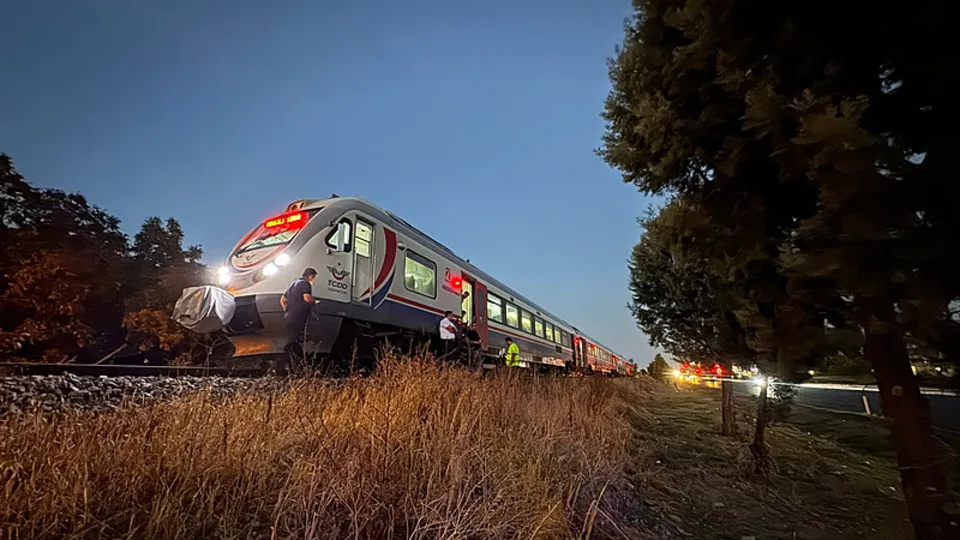 Tren raylarından geçerken canından oluyordu!