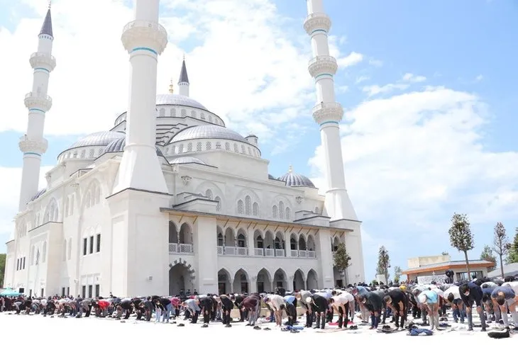 Başkan Erdoğan’ın açılışını yaptığı Uzun Mehmet Camisi'nde ilk Cuma namazı kılındı