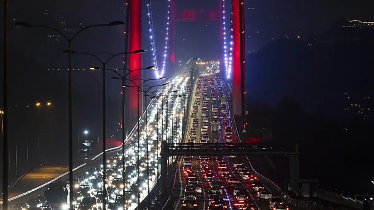 Bayram tatili bitti! Dönüş çilesi başladı