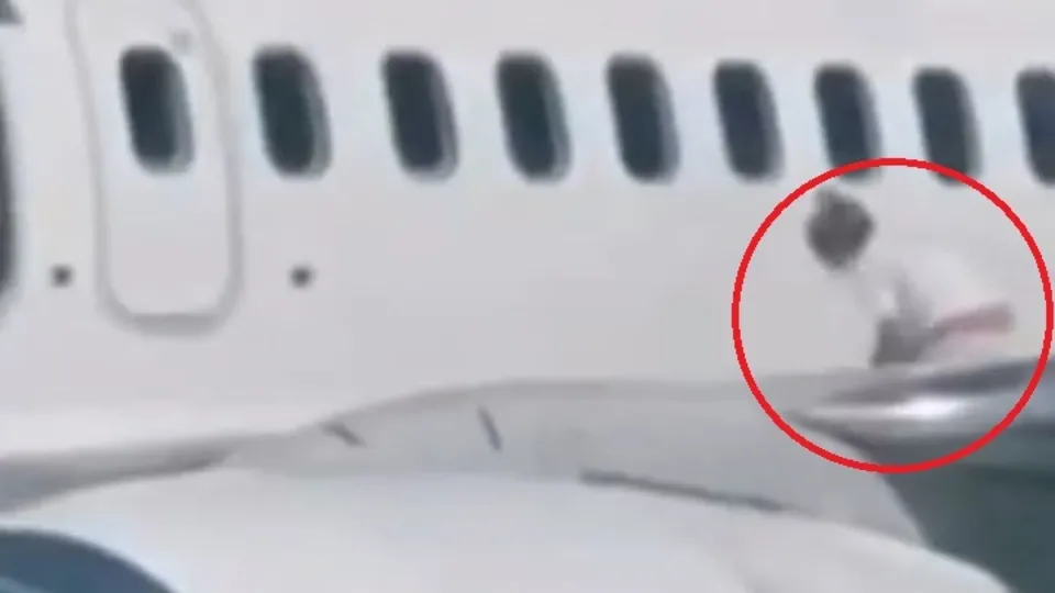 Uçakta yolcu kadın öyle bir şey yaptı ki... Kara listeye alındı!