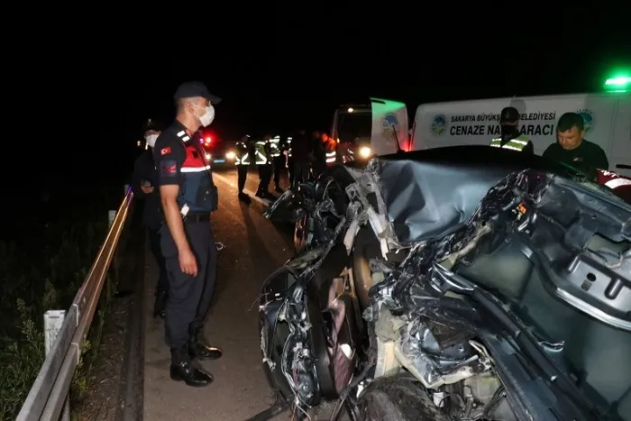 Kuzey Marmara Otoyolu'nda feci kaza! Otomobil TIR'a ok gibi saplandı - 1