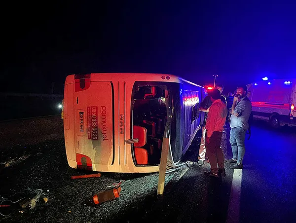 1661456917426.jpg Denizli'de yolcu otobüsü devrildi! Otobüste sıkışanlar var! Çok sayıda yaralı... - 4