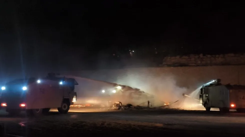 Antalya Balıkçı Barınağı’nda gece yangını! Şiddetli rüzgârın ardından büyük hasar: 20’den fazla tekne küle döndü - 3