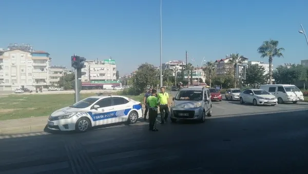 antalyada-ilginc-olay-aracini-yol-ortasinda-birakip-baska-araca-binip-gitti-1667656115480.jpg Antalya’da ilginç olay! Aracını yol ortasında bırakıp başka araca binip gitti - 4