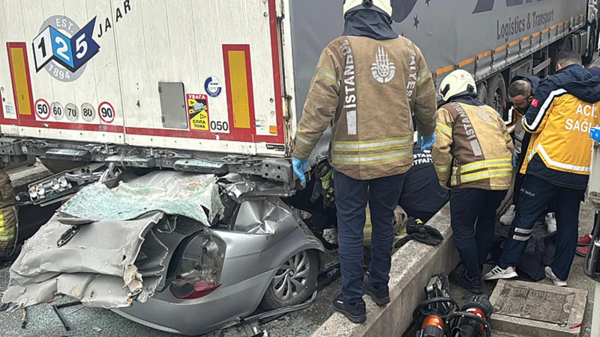 Pendik'te otomobil TIR'ın altında girdi: 4 ölü! A Haber olay yerinde