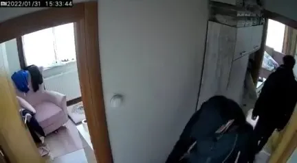 kartalda-hirsizlari-daire-ici-kamera-ele-verdi-1643695888196.jpg Kartal’da hırsızları daire içi kamera ele verdi - 3