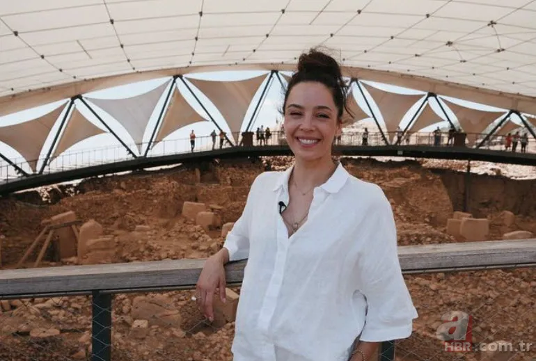 Azra Akın fena yakalandı! Makyajsız hali olay oldu! “Sen de yaşlanmışsın” 4