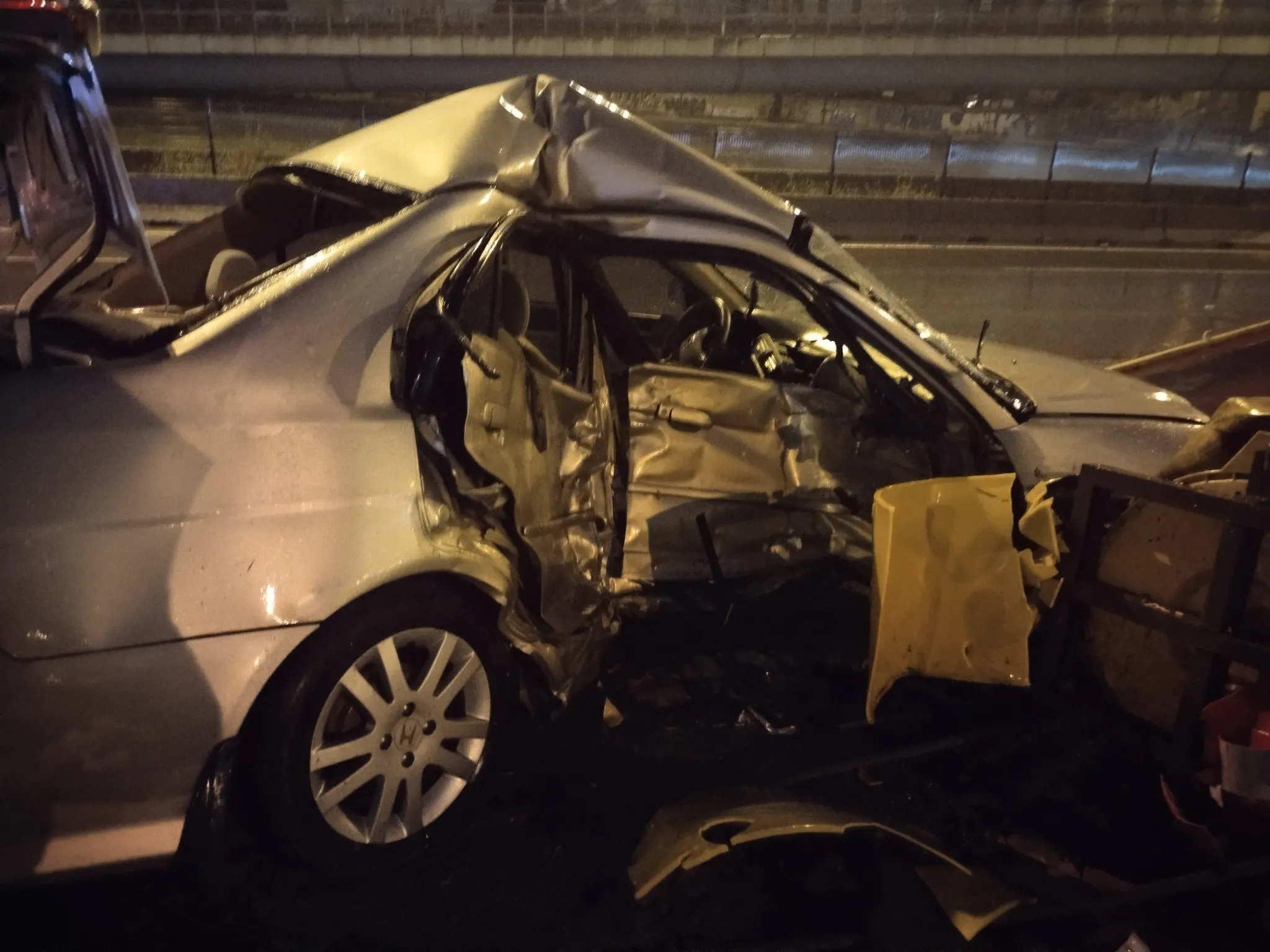 Ataşehir’de feci kaza: Otomobil bariyerlere saplandı 1 ağır yaralı