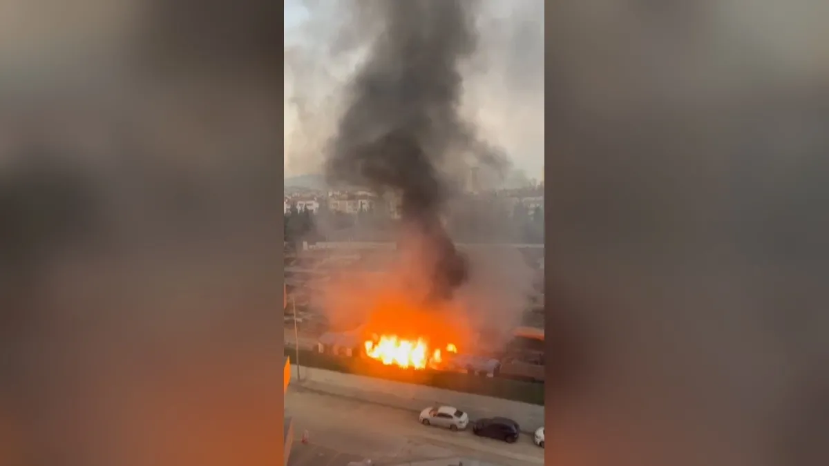 İzmir Alsancak Garı'nda korkutan sabah: Boş vagonda patlama sonrası yangın çıktı! - 2