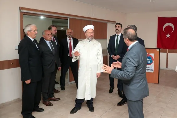 diyanet-isleri-baskani-erbastan-cemevine-ziyaret-1662227972899.jpg Diyanet İşleri Başkanı Erbaş'tan cemevine ziyaret - 2