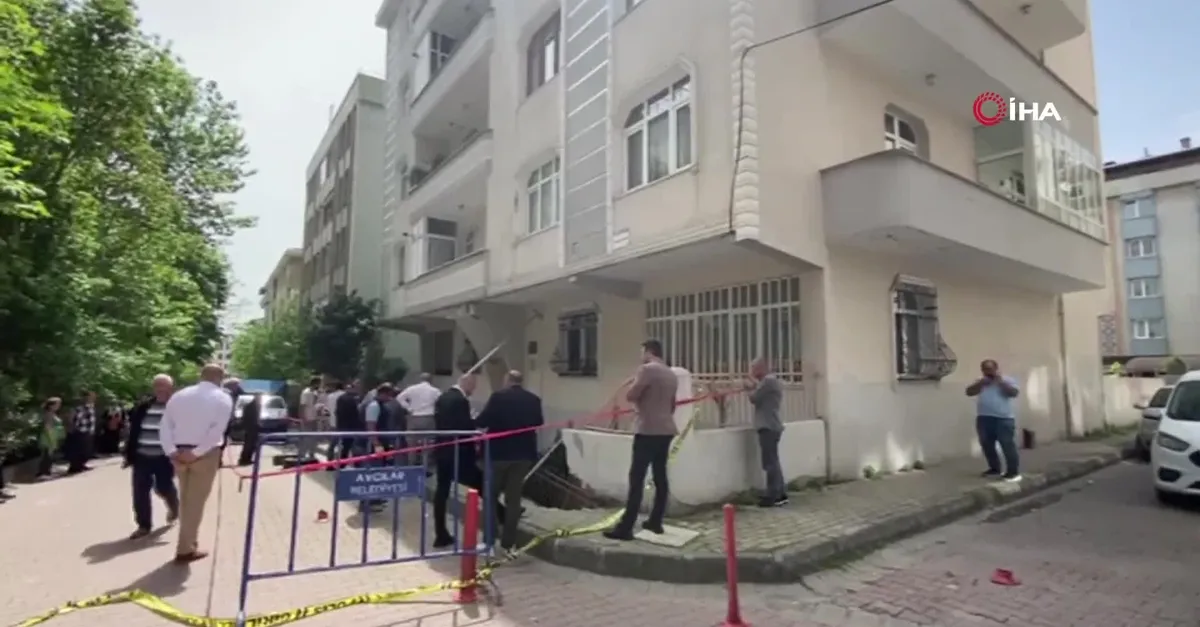 Avcılar'da kaldırım çöktü! Bina boşaltıldı