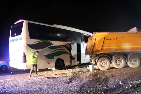 1688690494992.jpg Anadolu Otoyolu'nda feci kaza! Tır ile yolcu otobüsü birbirine girdi: 18 kişi yaralandı - 4