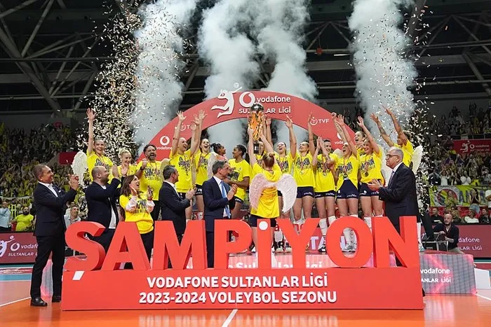 Fenerbahçe Opet üst üste ikinci kez şampiyon oldu! Sarı Laciverliler Eczacıbaşı Dynavit’i 3-0 mağlup etti