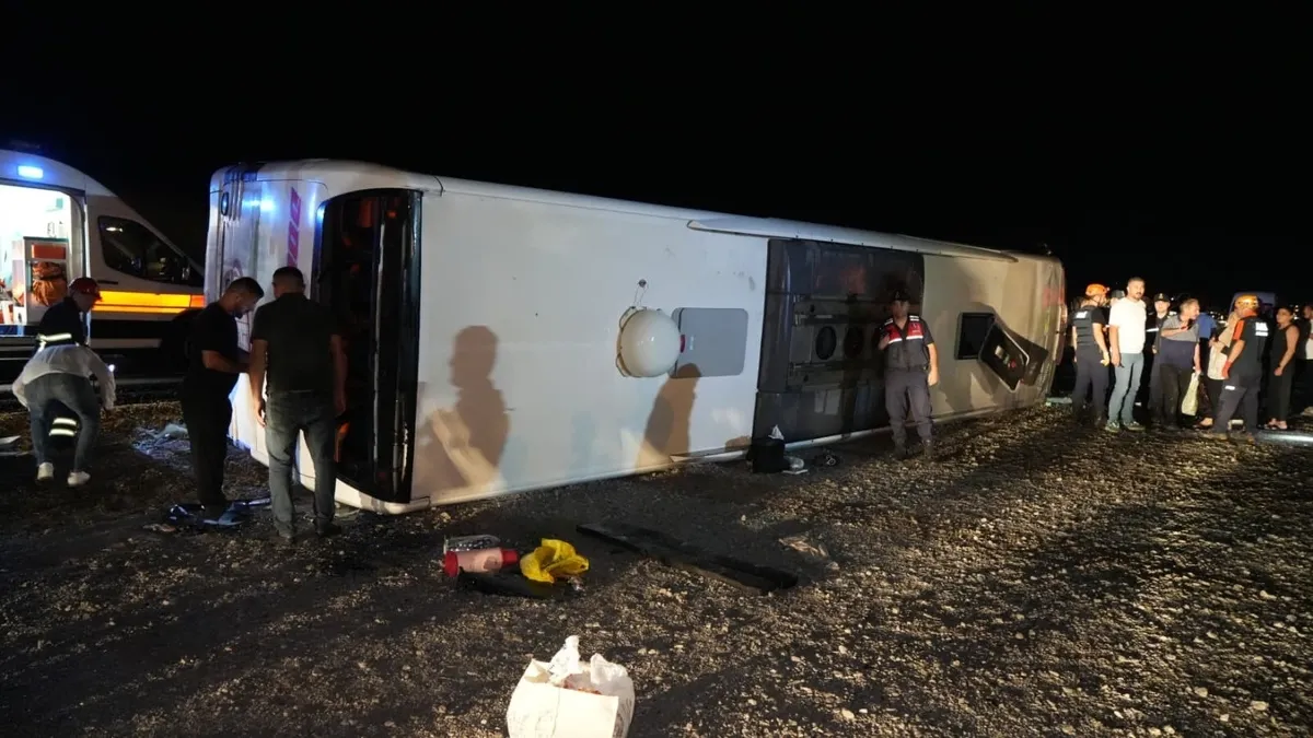 Kırıkkale'de can pazarı! Yağış nedeniyle kontrolden çıkan yolcu otobüsü devrildi: 40 yaralı