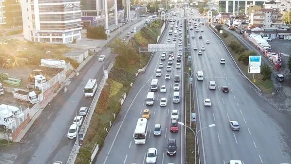 istanbulda-cuma-trafigi-erkenden-basladi-1632462705848.jpg İstanbul’da cuma trafiği erkenden başladı - 1