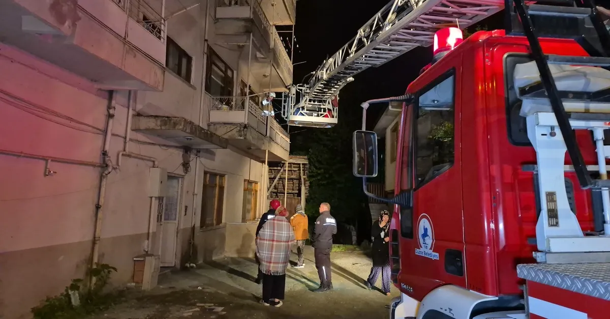 Çatıda çıkan yangın komşuları sokağa döktü!