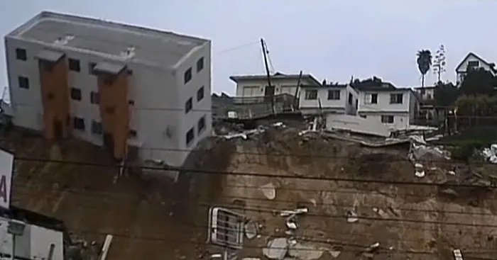 Meksika’da 3 katlı bina böyle devrildi - 1