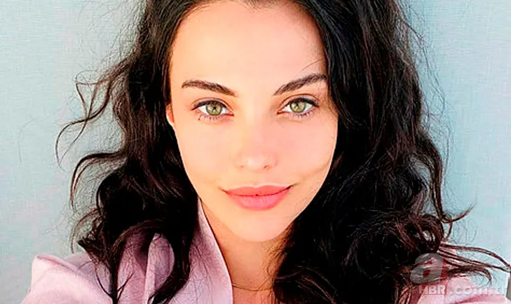 Tuvana Türkay’ın annesiyle paylaşımındaki o detay boğazları düğümledi! Fotoğrafı görenler ‘Güzelliğini annesinden almış’ demeden edemedi! 3