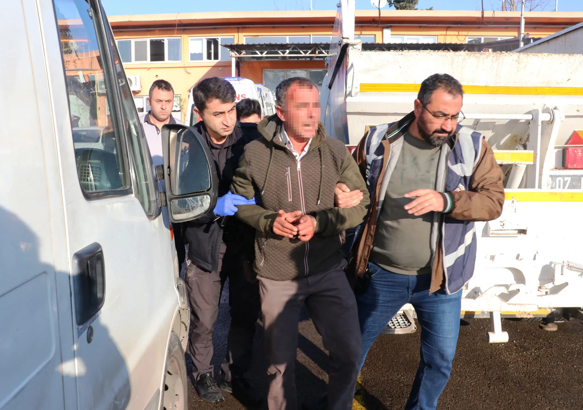 CHP'li Muratpaşa Belediyesi'nde dehşet veren olay! İşçi çıkarılan işçi silahla baskın yaptı