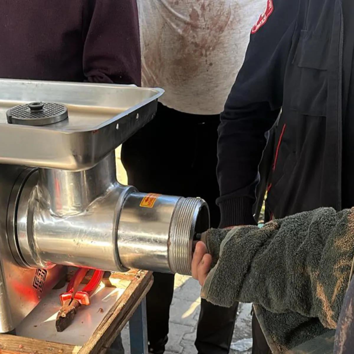 Acemi kasap elini kıyma makinesine kaptırdı